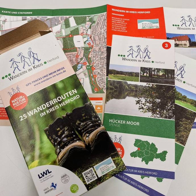 Eine Box mit herausnehmbaren Faltblättern zu 25 Wanderrouten im Kreis Herford.
