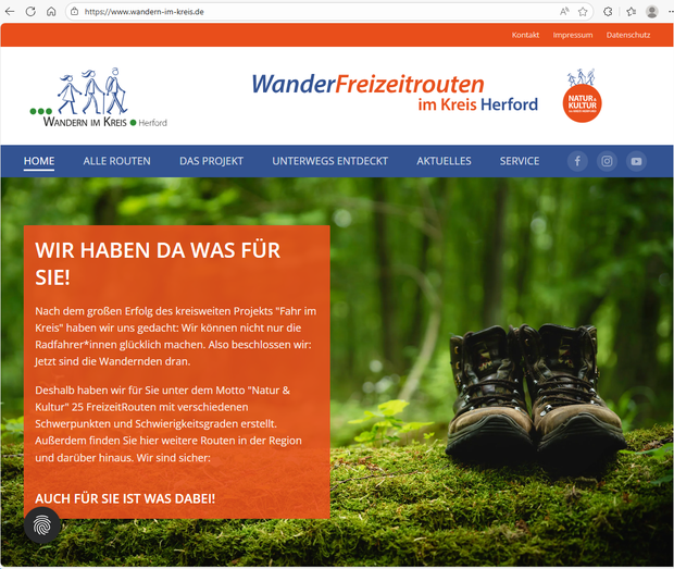 Bild der Startseite der Webseite von Wandern im Kreis mit Wanderstiefeln auf Moos im Wald