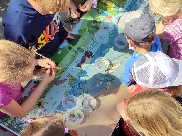 Kinder, die sich über eine Karte der Stever beugen Kinder, die sich über eine Karte der Stever beugen