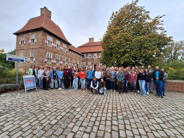 Gruppe von etwa 50 Personen vor dem Schloss Oberwerries Gruppe von etwa 50 Personen vor dem Schloss Oberwerries