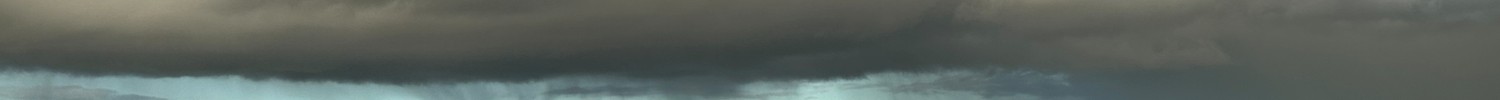 Wolkenverhangener Himmel über dem weiten Moor