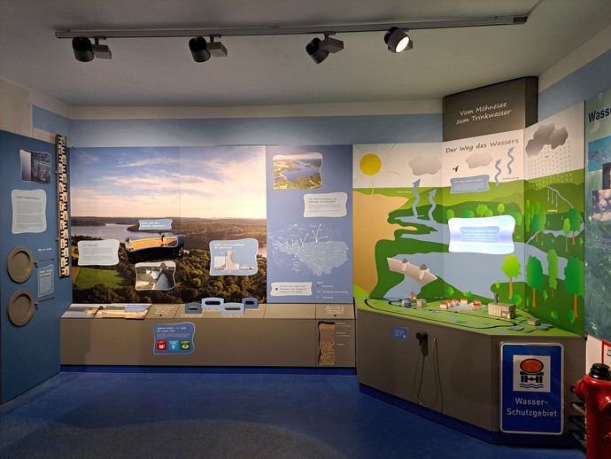 Ausstellungselement über Wasser (vergrößerte Bildansicht wird geöffnet)