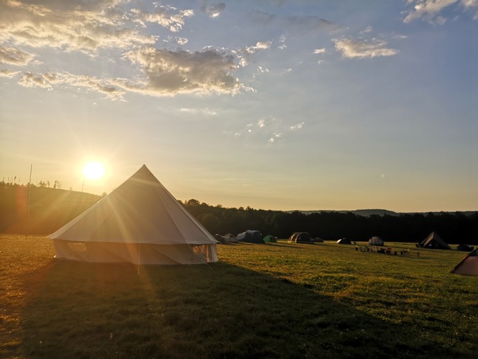 Zeltlager bei Sonnenaufgang (vergrößerte Bildansicht wird geöffnet)